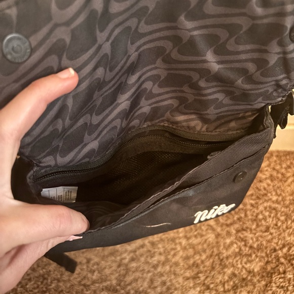 Nike Black Crossbody Bag with Adjustable Strap - Picture 3 of 4